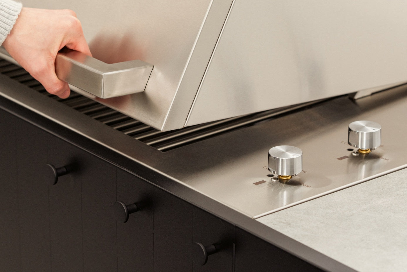 OVO Grill 3B - lifting the double-layer stainless steel hood by the handle