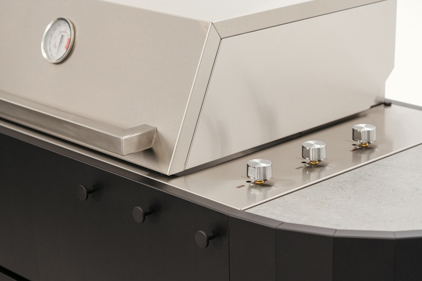 OVO Grill 3B - hood, handle and three independent burner knobs on the Dekton worktop