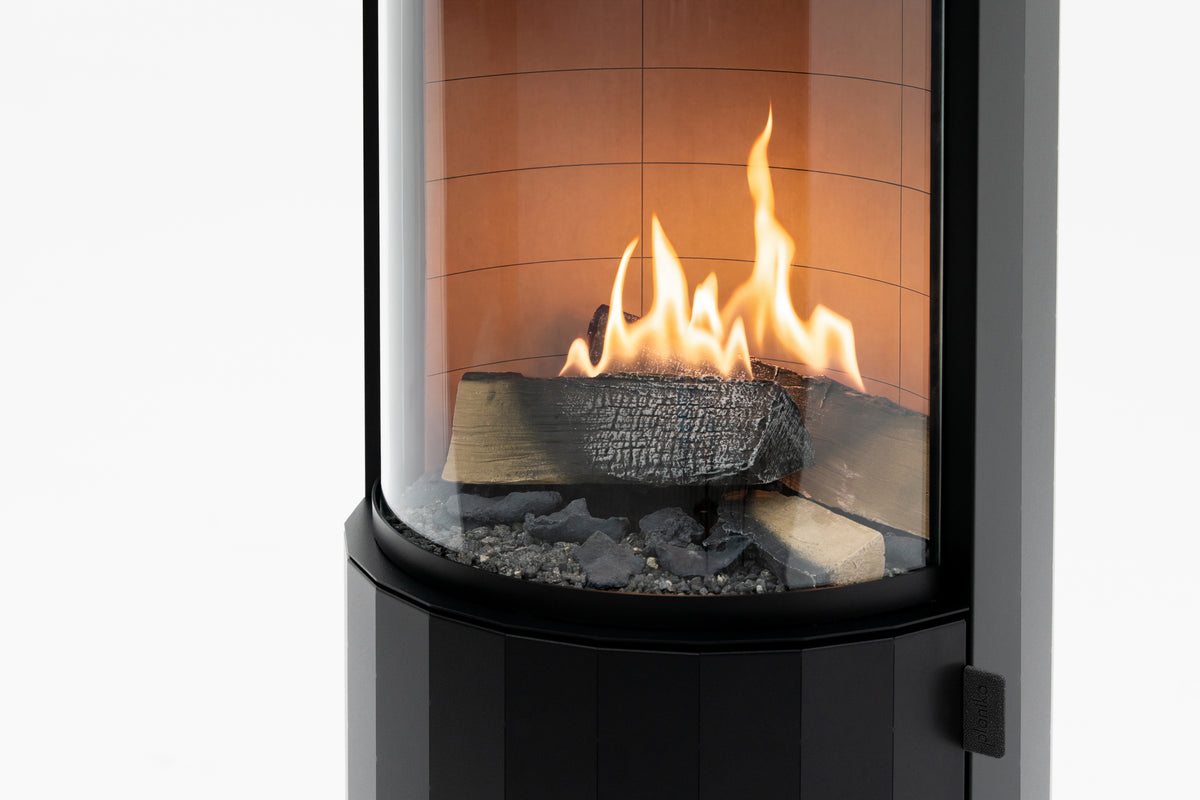 Cozo FLOGS – close-up of BEV® flames surrounding the ceramic logs behind the curved tempered glass