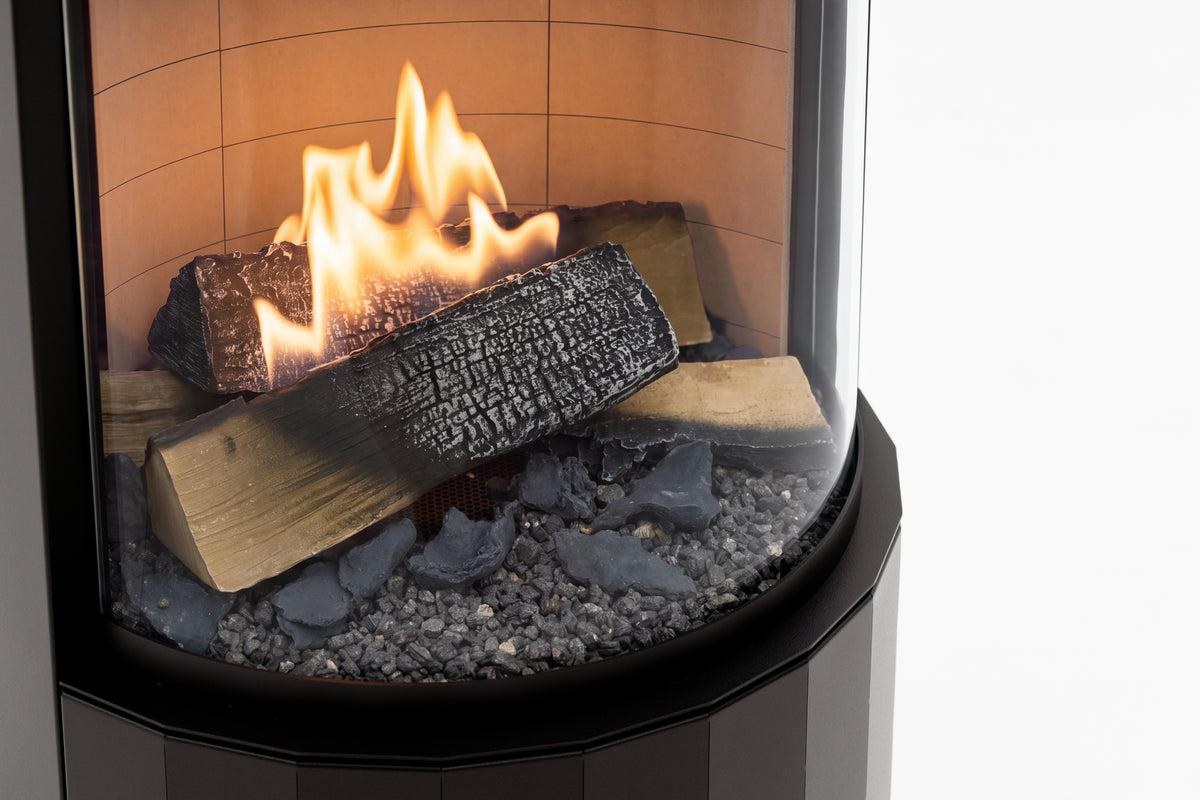 Cozo FLOGS – fire chamber close-up: flames around the ceramic logs and glass gravel behind the curved glass