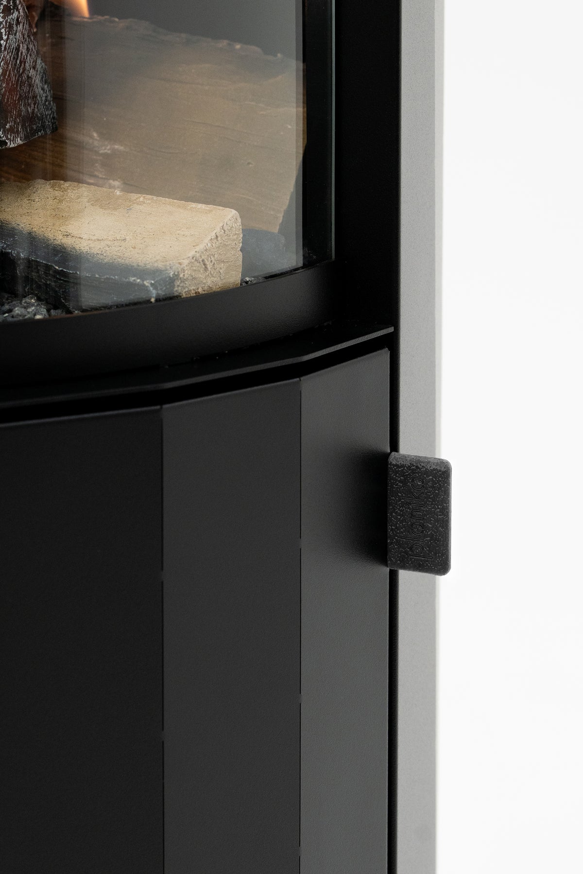 Cozo FLOGS – Planika badge on the lower door and the edge of the curved glass