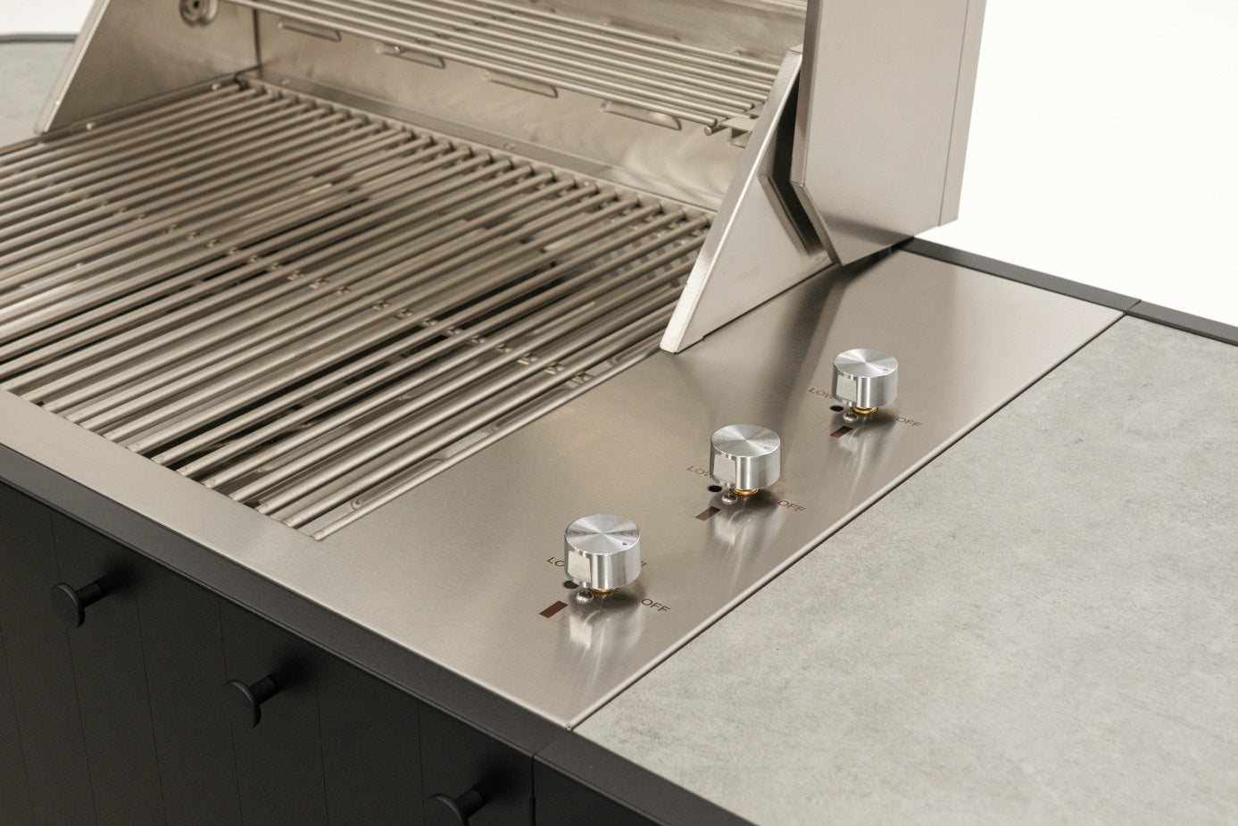 OVO Grill 3B - 8 mm stainless steel cooking grates and three burner control knobs